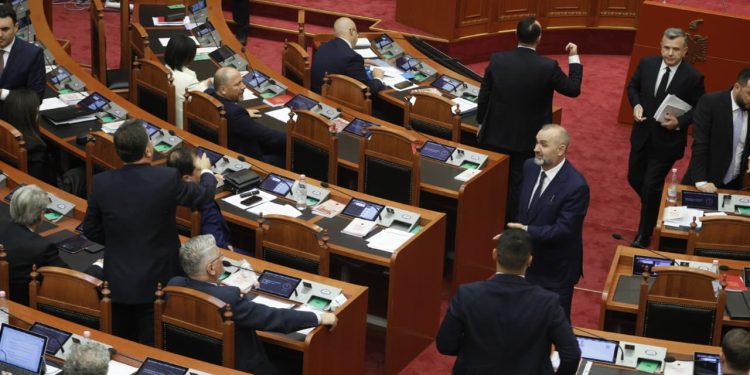 Duman dhe Çela raportojnë në Kuvend, zbulohet marrëveshja Balla-Këlliçi për pyetjen ndaj udhëheqësve të institucioneve të pavarura.