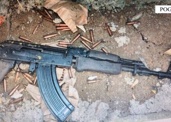 Dy 16-vjeçarë arrestohen në Pogradec pas qëllimit me armë kallashnikov ndaj banesës së një 42-vjeçari; arma ishte fshehur në një varr.