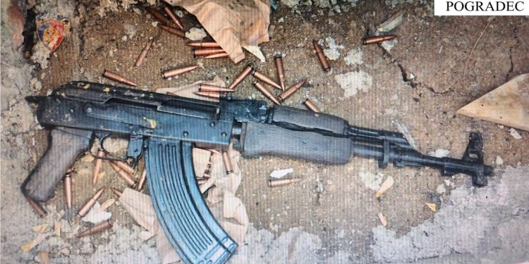 Dy 16-vjeçarë arrestohen në Pogradec pas qëllimit me armë kallashnikov ndaj banesës së një 42-vjeçari; arma ishte fshehur në një varr.