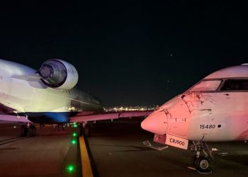 Dy avionë kollidojnë në aeroportin e Nju Jorkut, një stjuardesë mbetet e plagosur.