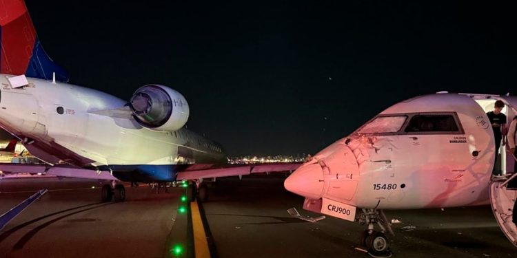 Dy avionë kollidojnë në aeroportin e Nju Jorkut, një stjuardesë mbetet e plagosur.