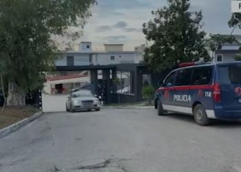 Dy persona, një 40-vjeçar dhe një e re, u arrestuan në Fier pasi tentuan të iknin nga policia me një "Audi" të armatosur dhe me municione.