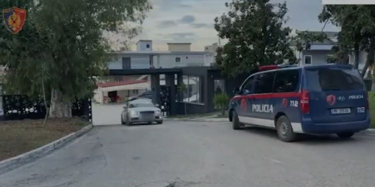 Dy persona, një 40-vjeçar dhe një e re, u arrestuan në Fier pasi tentuan të iknin nga policia me një "Audi" të armatosur dhe me municione.