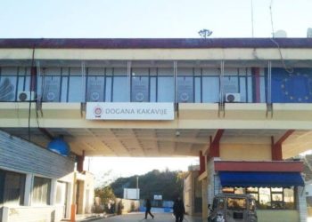 Dy shqiptarë u arrestuan gjatë transportit të mallrave të kontrabanduara nga Greqia, ndërsa një doganier u shoqërua në lidhje me rastin.
