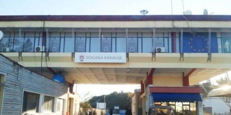 Dy shqiptarë u arrestuan gjatë transportit të mallrave të kontrabanduara nga Greqia, ndërsa një doganier u shoqërua në lidhje me rastin.