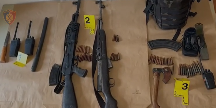Dy të arrestuar në Tropojë: Qarkullonin të armatosur dhe me radiokomunikatorë si policia