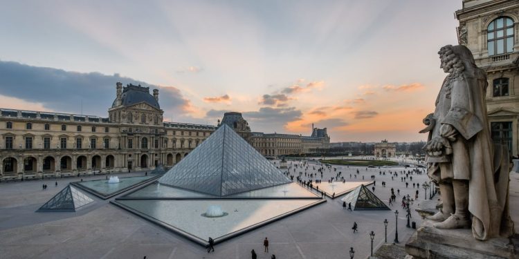 Dy të arrestuar nga policia franceze pas vjedhjes së bujshme në Muzeun e Luvrit në Paris