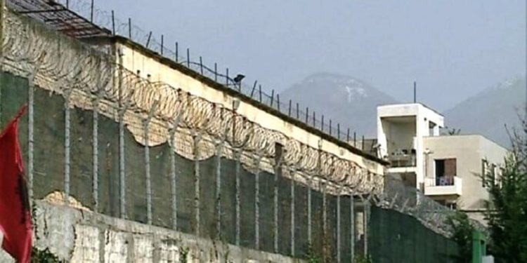 Dy të burgosur përpiqen të arratisen, Prokuroria e Tiranës çon në gjyq tre punonjës të burgut 313.
