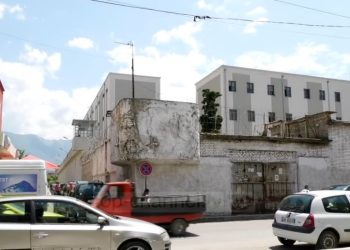 Dy të burgosur përpiqen të arratisen/ Tre policë përballen me gjykatën pas hetimeve të Prokurorisë së Tiranës, dosja evidenton shkeljet në "Burgun 313".