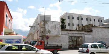 Dy të burgosur përpiqen të arratisen/ Tre policë përballen me gjykatën pas hetimeve të Prokurorisë së Tiranës, dosja evidenton shkeljet në "Burgun 313".