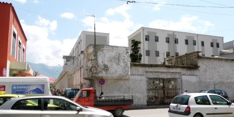 Dy të burgosur përpiqen të arratisen/ Tre policë përballen me gjykatën pas hetimeve të Prokurorisë së Tiranës, dosja evidenton shkeljet në "Burgun 313".