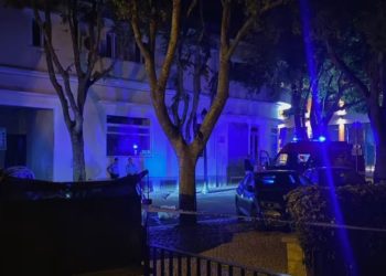 Dy turistë amerikanë sulmohen nga grabitësit gjatë vizitës së tyre në kishën në Lisbonë, me njëri prej tyre që humb jetën.