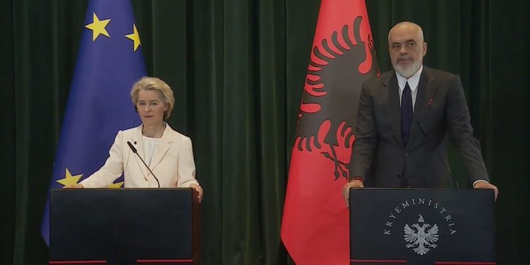 “Dyert e sektorit janë të hapura për kompanitë tuaja”, Von der Leyen ndan vlerësime për Shqipërinë: Bashkëpunimi me BE dhe reforma të rëndësishme ekonomike për vendin.