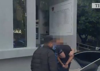 Dyrë të arrestuar në Tiranë për ndihmë të paguar emigrantëve ilegalë dhe armëmbajtje.