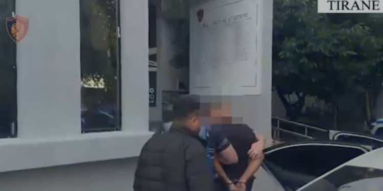 Dyrë të arrestuar në Tiranë për ndihmë të paguar emigrantëve ilegalë dhe armëmbajtje.