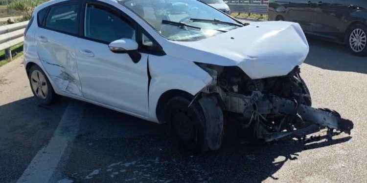 Dyshtim në bypassin e Fierit, dy automjete bien në përplasje, pasagjerja pëson lëndime.