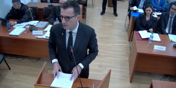 E PLOTË/ “Zoti i falë bashkëpunëtorët e mi”, Veliaj në Kushtetuese: U shkarkova për shkak të mungesës së paraqitjes në punë, më dëbuan ata që dëshironin të më shihnin të arrestuar.