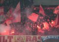 E frikshme: 50 persona të maskuar hyjnë në tren në Gjermani dhe sulmojnë tifozët boshnjakë.