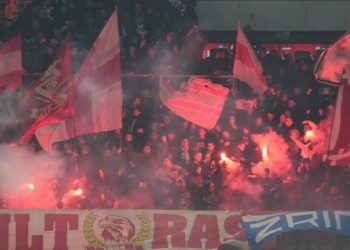 E frikshme: 50 persona të maskuar hyjnë në tren në Gjermani dhe sulmojnë tifozët boshnjakë.