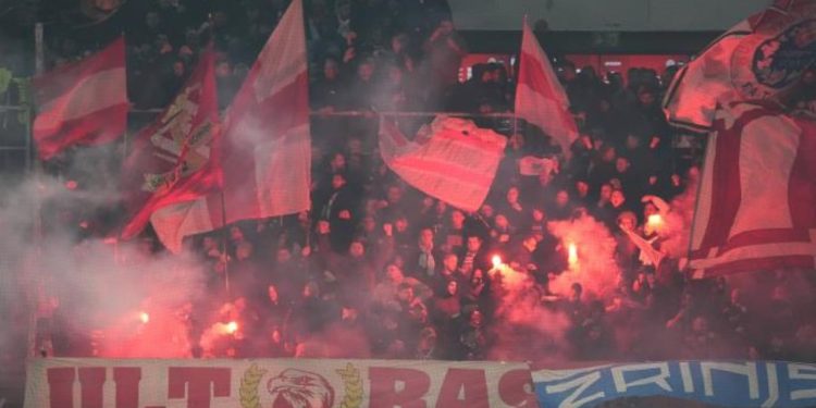 E frikshme: 50 persona të maskuar hyjnë në tren në Gjermani dhe sulmojnë tifozët boshnjakë.