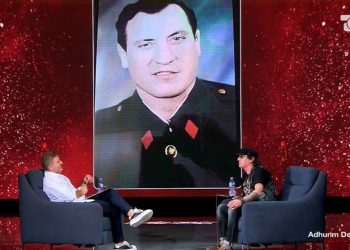 “E humba ndjenjat, nuk e njohesha babanë kur doli nga burgu” – rrëfimi prekës i Adhurim Demirit në ‘Galeri’: Këndova për 72 orë pa ngrënë, racionin ia lija vëllait.