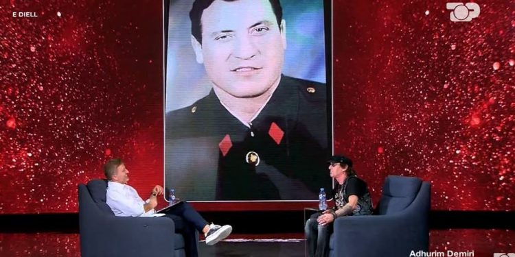 “E humba ndjenjat, nuk e njohesha babanë kur doli nga burgu” – rrëfimi prekës i Adhurim Demirit në ‘Galeri’: Këndova për 72 orë pa ngrënë, racionin ia lija vëllait.