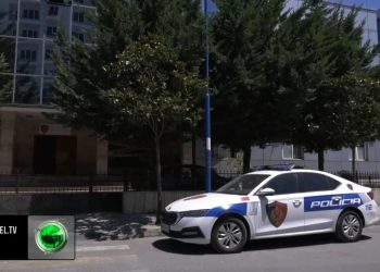 E mitura në Tiranë, pas kërcënimeve nga një i burgosur, dëmtohet vetë me thikë dhe godet përfaqësuesen e policisë.
