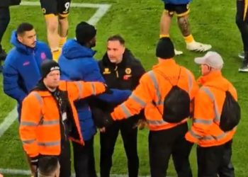 E paprecedentë në Premier League, trajneri iu përgjigjet tifozëve, i gatshëm për përplasje… por stafi e pengon.