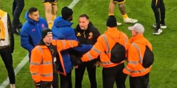 E paprecedentë në Premier League, trajneri iu përgjigjet tifozëve, i gatshëm për përplasje… por stafi e pengon.