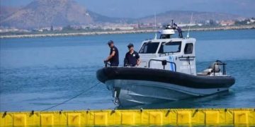EMRI/ Gjeten 80 kg drogë në gomonen e fundosur nga Shqipëria. Arrestohet “Çimoni”, realizohen kontrolle në Sarandë