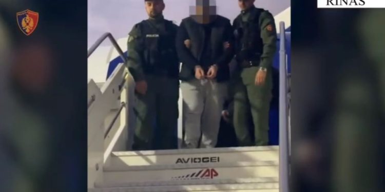 Ekstradohet nga Greqia shqiptari 39-vjeçar, i dënuar me 19 vite burg për vjedhje me armë.