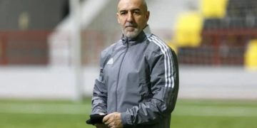 Elbasani sfidon Tiranën, rezultati i keq e shtyn Bordin drejt shkarkimit të trajnerit. Kush është kandidat për të marrë drejtimin?