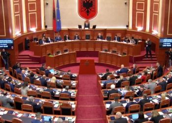 Emaili i Kuvendit mbi Enver Hoxhën, Berisha-Peleshit: Apologji hipokrite, stafit nuk i takon përgjegjësia.