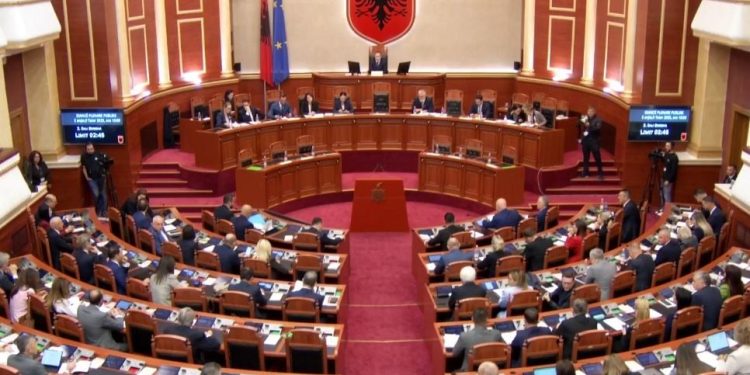 Emaili i Kuvendit mbi Enver Hoxhën, Berisha-Peleshit: Apologji hipokrite, stafit nuk i takon përgjegjësia.