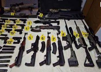 Emri/Snajper dhe armë luftarake, zbulohen depot e armëve në Tiranë, një person i ndaluar.