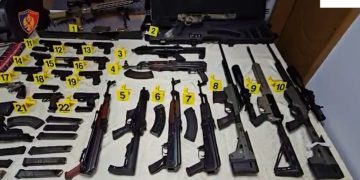 Emri/Snajper dhe armë luftarake, zbulohen depot e armëve në Tiranë, një person i ndaluar.