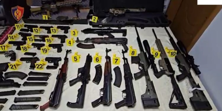 Emri/Snajper dhe armë luftarake, zbulohen depot e armëve në Tiranë, një person i ndaluar.