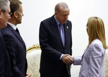 Erdogan lavdëron Melonin, por shpreh kritikë: "Duhet të ndalosh duhanin" / Kryeministrja italiane: "Nëse e bëj, mund të dëmtoj dikë"