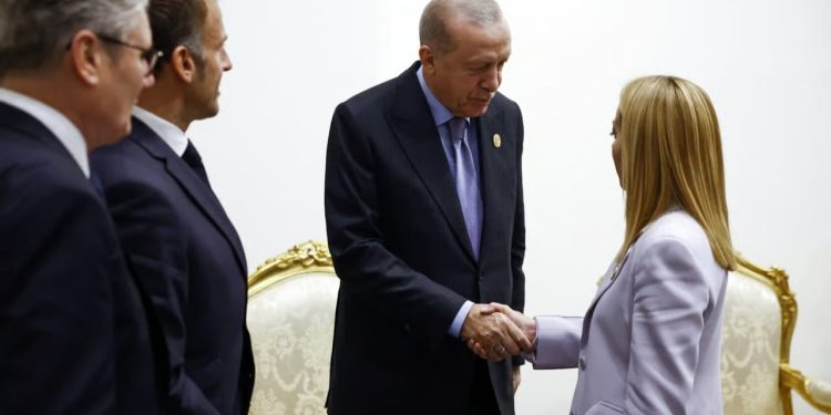 Erdogan lavdëron Melonin, por shpreh kritikë: "Duhet të ndalosh duhanin" / Kryeministrja italiane: "Nëse e bëj, mund të dëmtoj dikë"