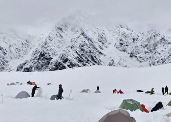 Evakuimi i alpinistëve të bllokuar në Everest pas stuhisë së dëborës në garë me kohën