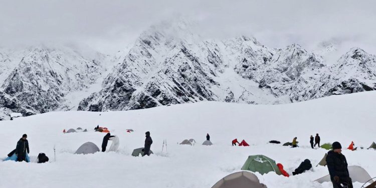 Evakuimi i alpinistëve të bllokuar në Everest pas stuhisë së dëborës në garë me kohën