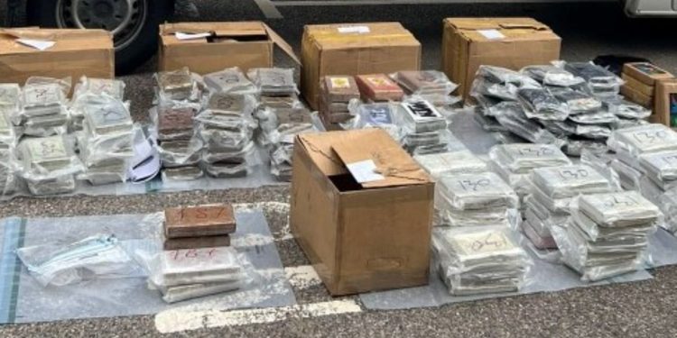 FBI-ja angleze konfiskon 250 kg kokaine në Londër, arrestohen tre persona.