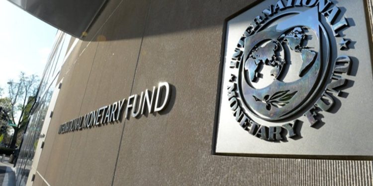 FMN redukton parashikimet për Shqipërinë, specialistët rekomandojnë diversifikimin e sektorëve dhe forcen e bazës fiskale.