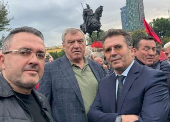 FOTO/ PD përcaktoi mospranimin në protestë, aleatët e Berishës marrin pjesë në tubimin e organizuar në mbështetje të UÇK-së.