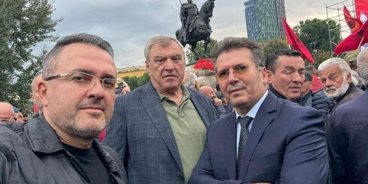 FOTO/ PD përcaktoi mospranimin në protestë, aleatët e Berishës marrin pjesë në tubimin e organizuar në mbështetje të UÇK-së.