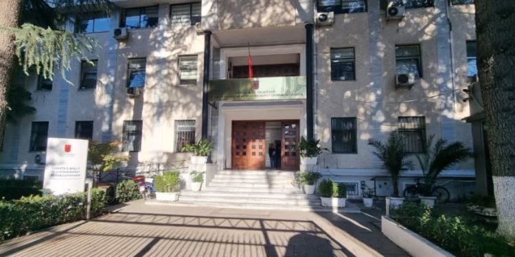 FOTOLAJM: Nën heshtje në drejtësi, Gjykata e Apelit e zbrazët pas vrasjes së gjyqtarit Kalaja. Flamuri qëndron në gjysmështizë.