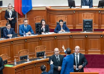 FOTOT/ “Ishin katër”, deputetët e PD pushtojnë foltoren. Noka përballët me ministren Koçiu.