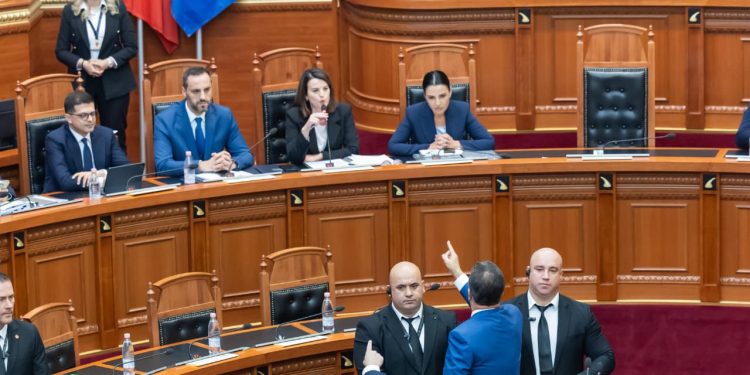 FOTOT/ “Ishin katër”, deputetët e PD pushtojnë foltoren. Noka përballët me ministren Koçiu.