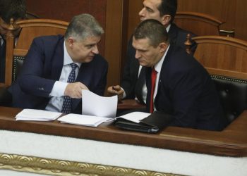 FOTOT/ “Ju nga PS keni dokumente, ata kanë guximet e tyre”: Reagimet e Dumanit dhe Çelës gjatë diskutimeve në Kuvend mbi pyetjet e deputetëve