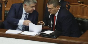 FOTOT/ “Ju nga PS keni dokumente, ata kanë guximet e tyre”: Reagimet e Dumanit dhe Çelës gjatë diskutimeve në Kuvend mbi pyetjet e deputetëve